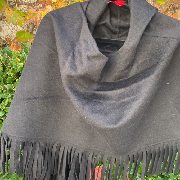 Shamask Cashmere and wool thick black fringe cape - Picture 9 of 14